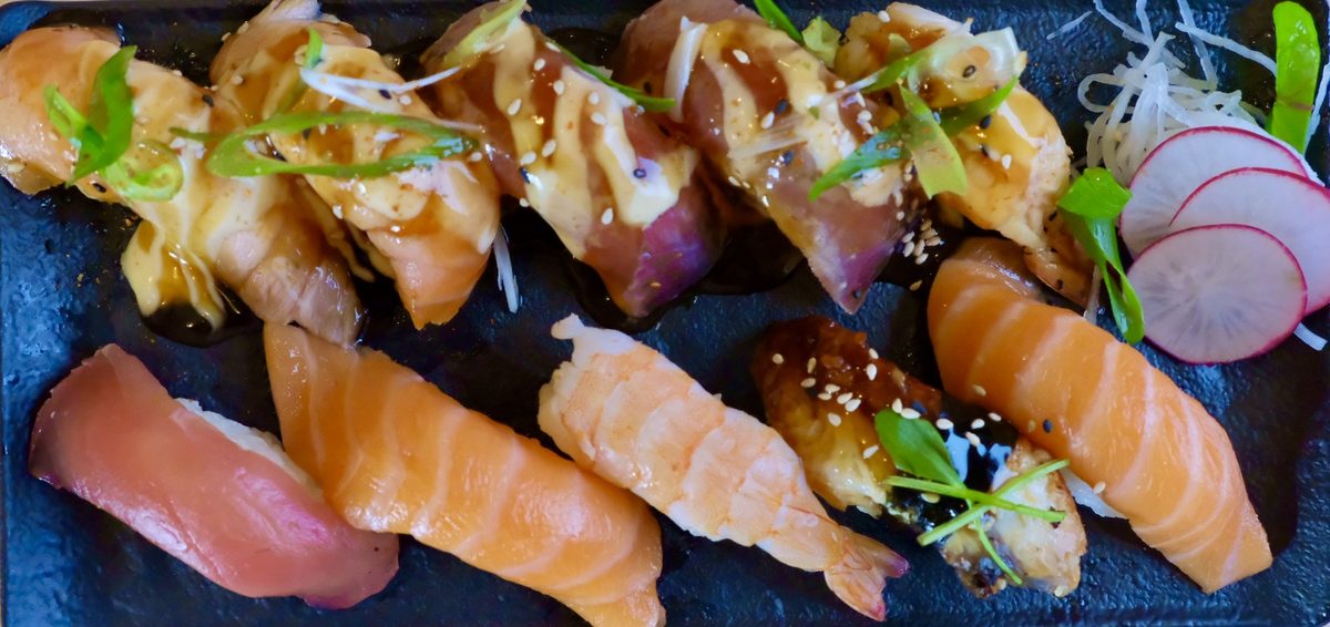 Big Nigiri Platte: Nigiri mit Thunfisch, Lachs, Garnele und Aal, dazu flambierte Nigiri mit Soße