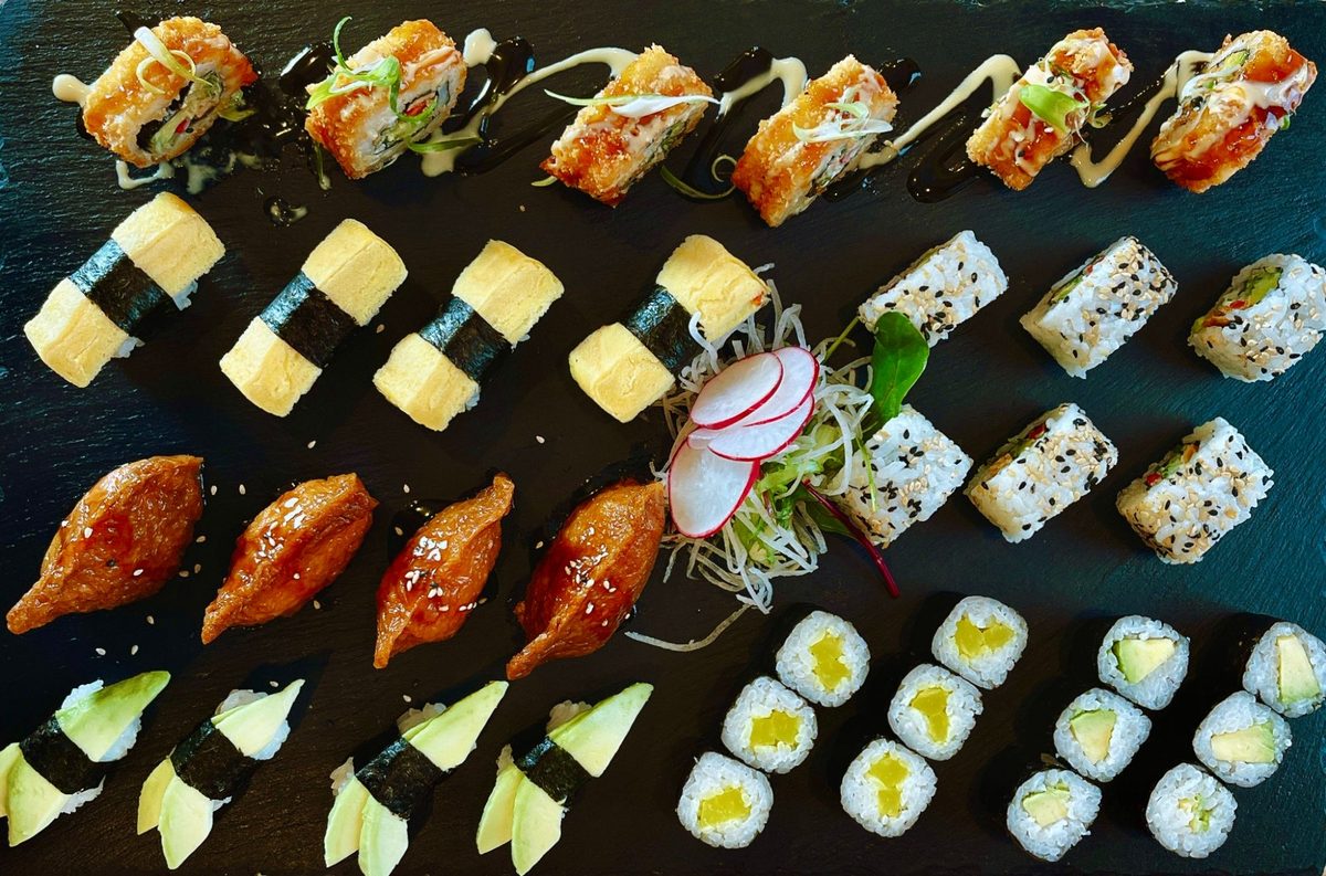 Partyset 1 (vegetarisch): panierte Rollen, Tamago-, Inari- und Avocado-Nigiri, Inside-Out und Makis