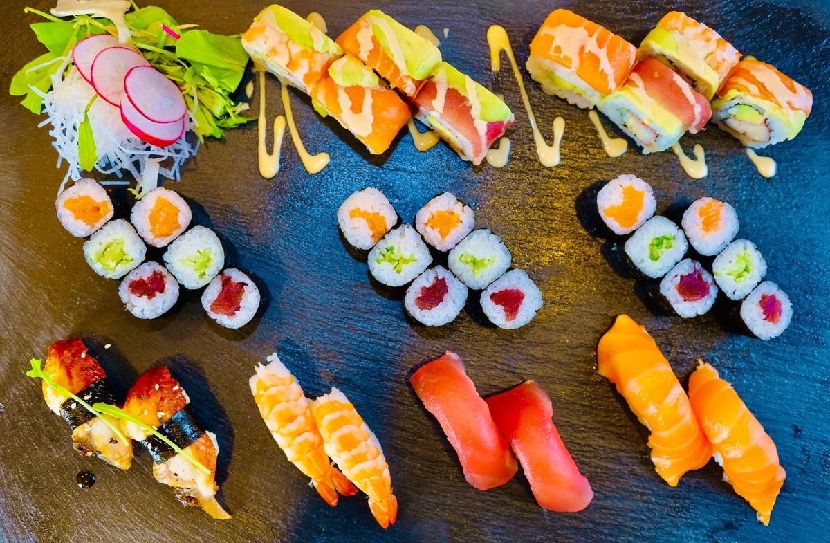 Partyset 2: Nigiri mit Aal, Garnele, Thunfisch und Lachs, Makis und Inside-Out-Rollen