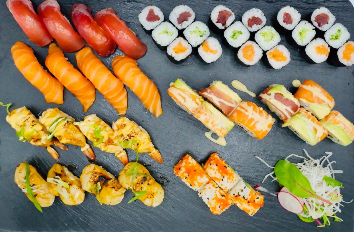Partyset 4: Nigiri mit Thunfisch, Lachs, flambierter Garnele und Jakobsmuschel, Makis und Inside-Out-Rollen