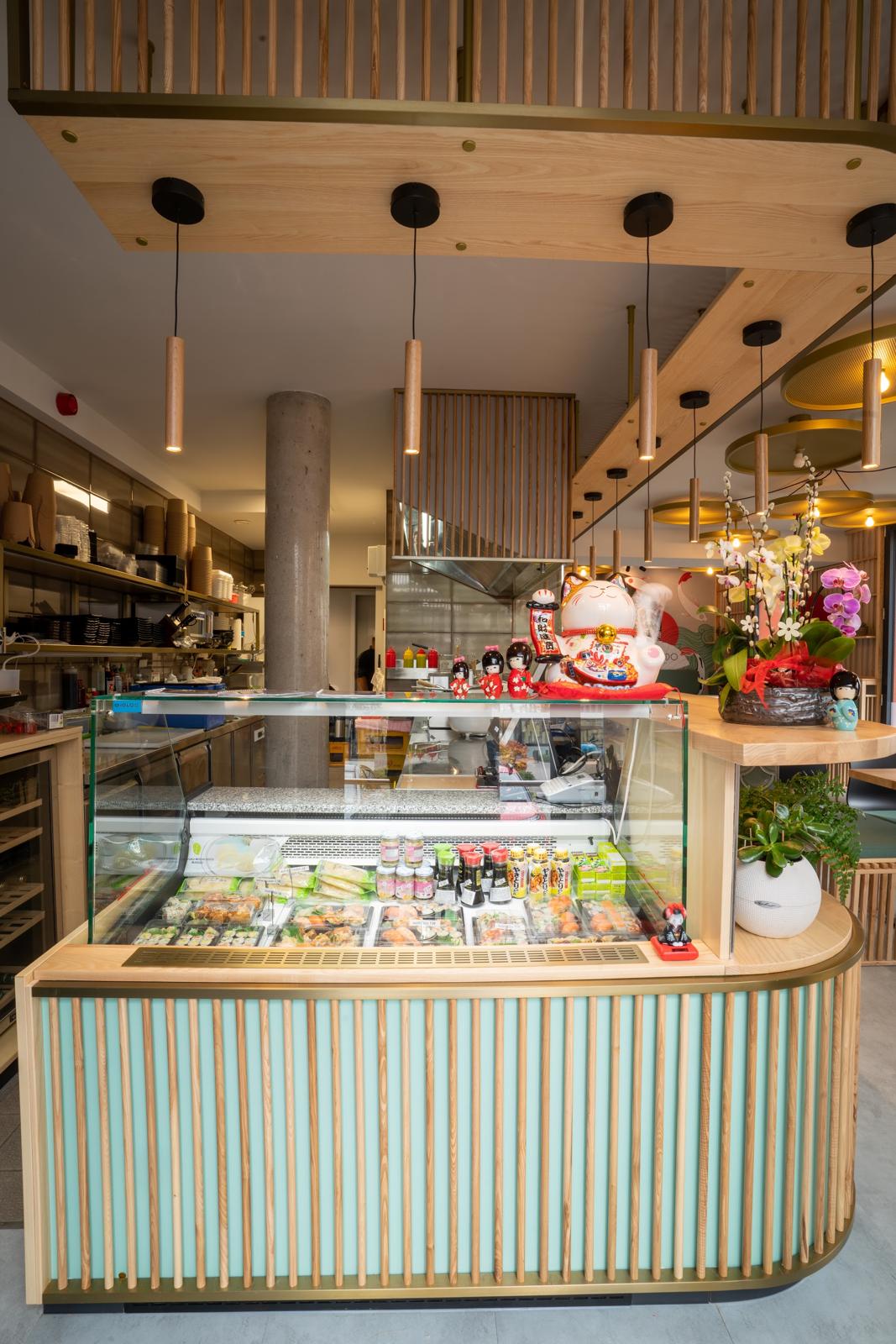 Sushi-Vitrine an der Theke